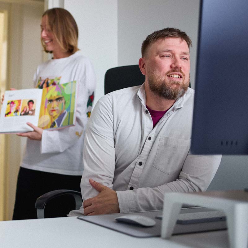 Yrityksen kotisivujen suunnittelua yhdessä tietokoneen äärellä